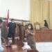 Wakil Bupati Gumas Efrensia L.P Umbing menyapa sejumlah tamu undangan, saat rapat paripurna dengan agenda jawaban pemerintah daerah atas pandangan umum Fraksi Pendukung DPRD, di Kuala Kurun, Senin (14/3/2022). (MASAPNEWS/GCM)