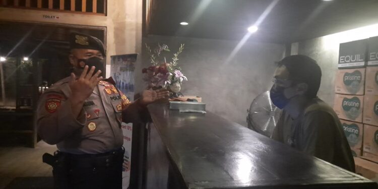 Kasat Samapta Polres Gumas AKP Muludin, S.Sos secara humanis mengingatkan pelaku usaha kuliner di Kota Kuala Kurun agar selalu disiplin menerapkan protokol kesehatan, Selasa (22/3/2022). (MASAPNEWS/GCM)
