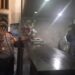 Kasat Samapta Polres Gumas AKP Muludin, S.Sos secara humanis mengingatkan pelaku usaha kuliner di Kota Kuala Kurun agar selalu disiplin menerapkan protokol kesehatan, Selasa (22/3/2022). (MASAPNEWS/GCM)