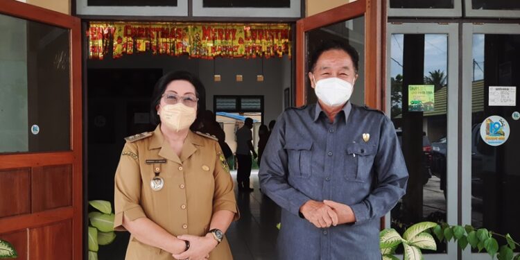 Wakil Bupati Gumas Efrensia L.P Umbing dan Ketua Komisi III DPRD Kalteng Duwel Rawing berfoto bersama usai Musrenbang RKPD kabupaten, di Kuala Kurun, Selasa (22/3/2022). (ANT)