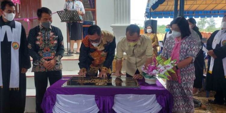 Bupati Gumas Jaya S Monong bersama Ketua MPH Sinode GKE Rony Karlos disaksikan Wabup Efrensia L.P Umbing serta Kepala DPU Baryen dan lainnya menandatangani prasasti Gereja Sakatik, Minggu (27/2/2022). (Foto : Diskominfosantik Gumas)