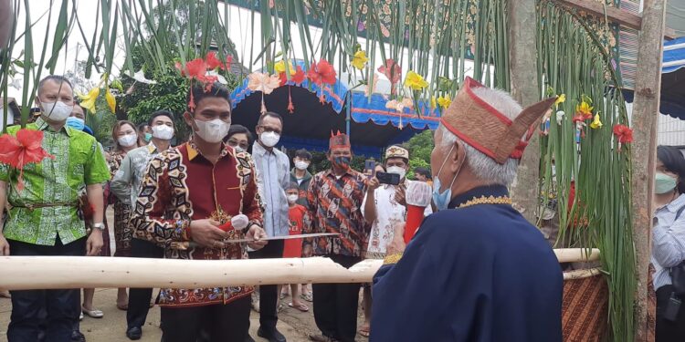 Wakil Ketua I DPRD Kabupaten Gumas Binartha bersiap mengikuti prosesi Potong Pantan, saat menghadiri peresmian Rumah Adat Hamputan Stefanus Singarasa Tunda di Desa Batu Nyiwuh Kecamatan Tewah, Sabtu (5/3/2022). (MASAPNEWS/GCM)