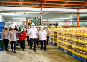 Kapolri Jenderal Pol. Listyo Sigit Prabowo bersama Menteri Perdagangan Muhammad Lutfi meninjau pabrik minyak goreng di Cilincing, Jakarta Utara, Selasa (15/3/2022). (Foto : Humas Polri)