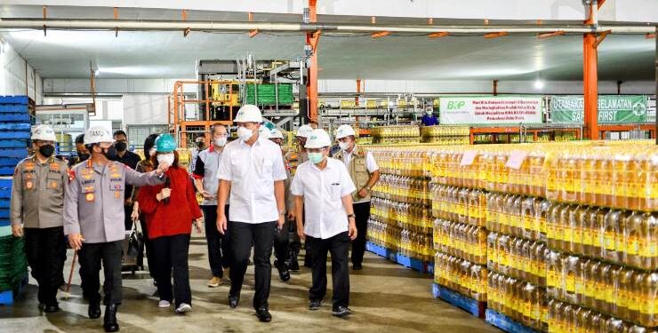 Kapolri Jenderal Pol. Listyo Sigit Prabowo bersama Menteri Perdagangan Muhammad Lutfi meninjau pabrik minyak goreng di Cilincing, Jakarta Utara, Selasa (15/3/2022). (Foto : Humas Polri)