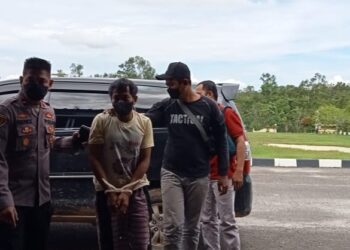 Kapolsek Rungan Ipda Fedrick Liano bersama anggota saat membawa pelaku Joyo( 35) ke Mapolres Kabupaten Gumas, Senin (21/3/2022). (IST)
