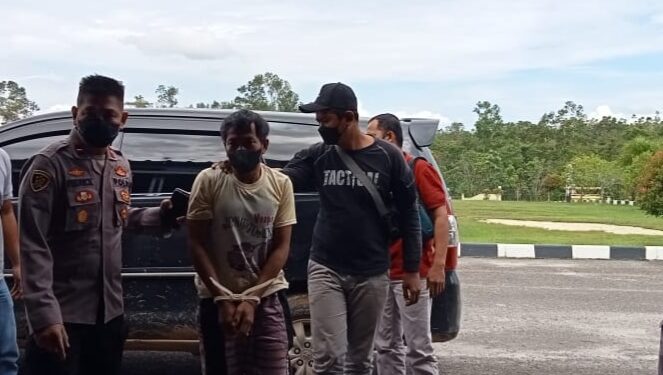 Kapolsek Rungan Ipda Fedrick Liano bersama anggota saat membawa pelaku Joyo( 35) ke Mapolres Kabupaten Gumas, Senin (21/3/2022). (IST)