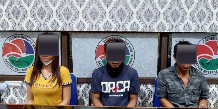 Tiga Tersangka sabu berinisial JJ, RT, dan DA saat ditahan Satresnarkoba Polres Gumas. (Fhoto : Satresnarkoba Polres Gumas)