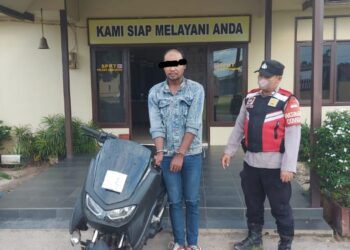 Pelaku Dede Priyanto (26) saat ditahan Polsek Manuhing yang diduga melakukan penggelapan sepeda motor jenis Yamaha NMX. (Foto : Polres Gumas)