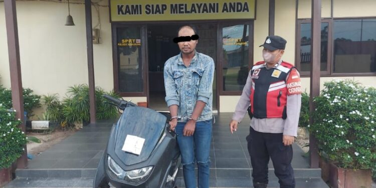 Pelaku Dede Priyanto (26) saat ditahan Polsek Manuhing yang diduga melakukan penggelapan sepeda motor jenis Yamaha NMX. (Foto : Polres Gumas)