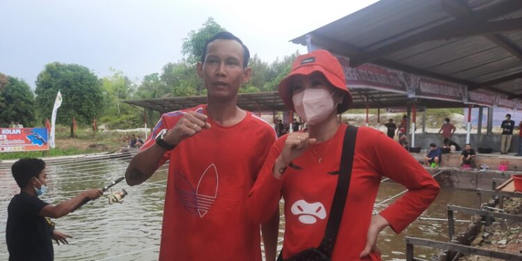 Anggota DPRD Kabupaten Gumas Nomi Aprilia (kanan) berfoto bersama Pengelola Kolam Pancing Dohong 2 Nedy Aryanto, saat pembukaan Kolam Pancing Dohong 2 di Kuala Kurun, Sabtu (2/4/2022). (MASAPNEWS/GCM)