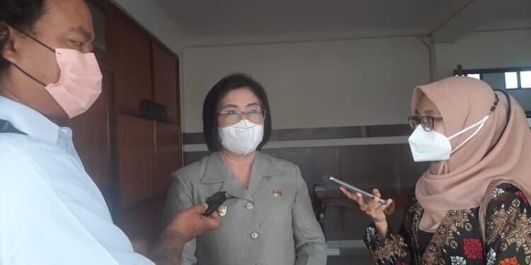 Wakil Bupati Gumas Efrensia LP Umbing memberi keterangan kepada awak media di Kuala Kurun, Selasa (19/4/2022). (MASAPNEWS/GCM)