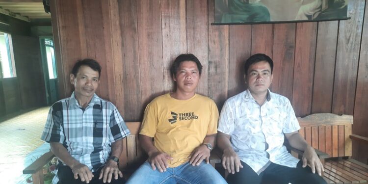 Kades Tumbang Ponyoi Melky Sudiarjo (tengah) didampingi Mantir Adat Diun H Uan (kiri) dan Tokoh Pemuda Desa Tumbang Korik Dewik berfoto bersama usai dibincangi awak media di Kuala Kurun, Jumat (29/4/2022). (MASAPNEWS/GCM)