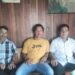 Kades Tumbang Ponyoi Melky Sudiarjo (tengah) didampingi Mantir Adat Diun H Uan (kiri) dan Tokoh Pemuda Desa Tumbang Korik Dewik berfoto bersama usai dibincangi awak media di Kuala Kurun, Jumat (29/4/2022). (MASAPNEWS/GCM)