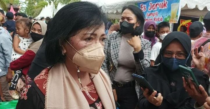 Ketua DPRD Kotawaringin Timur Rinie usia menghadiri pembukaan Pasar Ramadhan 1443 Hijriah di kawasan Taman Kota Sampit, Minggu (3/4/2022). (ANT)