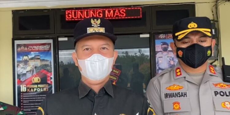 Bupati Gumas Jaya S Monong didampingi Kapolres AKBP Irwansah saat memberi keterangan usai memimpin apel di Mapolres setempat, Jumat (22/4/2022). (Foto : Sobat Muda Jaya)