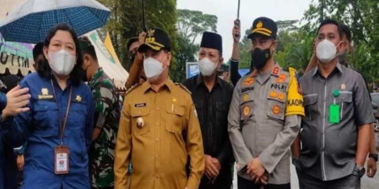 Wakil Ketua I DPRD Kotawaringin Timur Rudianur (tengah) menghadiri pembukaan gelar pangan murah di Taman Kota Sampit yang dihadiri Direktur Perbenihan Hortikultura Kementerian Pertanian, Inti Pertiwi Nashwari, Jumat (22/4/2022). (ANT/IST)