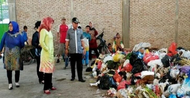 Anggota Fraksi Golkar DPRD Kotawaringin Timur, Darmawati (pakaian hijau) saat peninjauan depo sampah di Kelurahan Baamang Tengah, beberapa waktu lalu. (ANT)