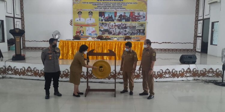 Wakil Bupati Gumas Efrensia LP Umbing (kiri kedua) didampingi Kepala Disdukcapil Barthel (kanan kedua) dan lainnya bersiap memukul gong sebagai tanda launching layanan Senyum Tabela di Kuala Kurun, Senin (25/4/2022). (MASAPNEWS/GCM)