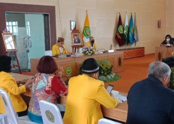 Ketua Senat UPR Dr Andrie Elia, SE, MSi didampingi Sekretaris Senat Agus Mulyawan SH MH saat memimpin Rapat Senat UPR di aula lantai 6 Gedung PPIIG UPR, Kamis (7/4/2022).