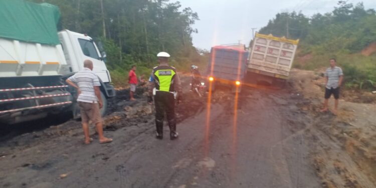 Anggota Satlantas Polres Gumas mengurai kemacetan di ruas jalan Palangka Raya-Kuala Kurun, Senin (25/4/2022). (Foto : Polres Gumas)