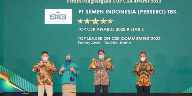 General Manager of Corporate Communication SIG, Rori Hastomo (ketiga dari kiri) saat menerima penghargaan Top CSR Awards 2022, di Jakarta, Rabu (30/3/3022). (MASAPNEWS/ANT/HO/SIG)