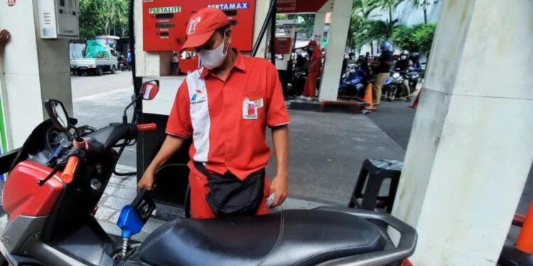 Pengguna kendaraan roda yang sedang mengisi BBM Pertamax (MASAPNEWS/ANT)