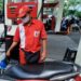 Pengguna kendaraan roda yang sedang mengisi BBM Pertamax (MASAPNEWS/ANT)