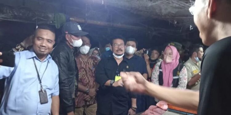 Menteri Pertanian H Syahrul Yasin Limpo dan rombongan meninjau ketersediaan bahan pangan di pasar tradisional, Pasar Terong di Makassar, Sabtu (2/4/2022). (MASAPNEWS/ANT)