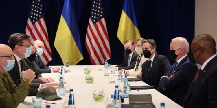 Presiden Joe Biden mengikuti pertemuan antara Menlu AS Antony Blinken, Menhan AS Lloyd Austin, Menlu Ukraina Dmytro Kuleba dan Menhan Ukraina Oleksii Reznikov, ditengah serbuan Rusia di Ukraina, di Hotel Marriot, Warsawa, Polandia, Sabtu (26/3/2022). (MASAPNEWS/ANT/REUTERS)