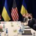 Presiden Joe Biden mengikuti pertemuan antara Menlu AS Antony Blinken, Menhan AS Lloyd Austin, Menlu Ukraina Dmytro Kuleba dan Menhan Ukraina Oleksii Reznikov, ditengah serbuan Rusia di Ukraina, di Hotel Marriot, Warsawa, Polandia, Sabtu (26/3/2022). (MASAPNEWS/ANT/REUTERS)