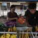 Pedagang menyiapkan makanan gorengan pada lapak dagangannya di Jalan Sisingamangaraja, Palangkaraya, Kalimantan Tengah, Sabtu (2/4/2022). (MASAPNEWS/ANT)