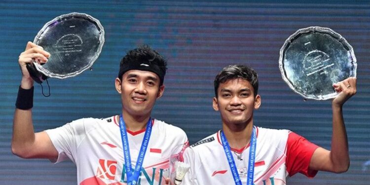 Ganda Putra Indonesia Bagas Maulana (kiri) dan Muhammad Shohibul Fikri mengangkat trofi juara usai laga final nomor ganda putra All England di Utilita Arena Birmingham, Inggris, Minggu (20/3/2022). (MASAPNEWS/ANT)