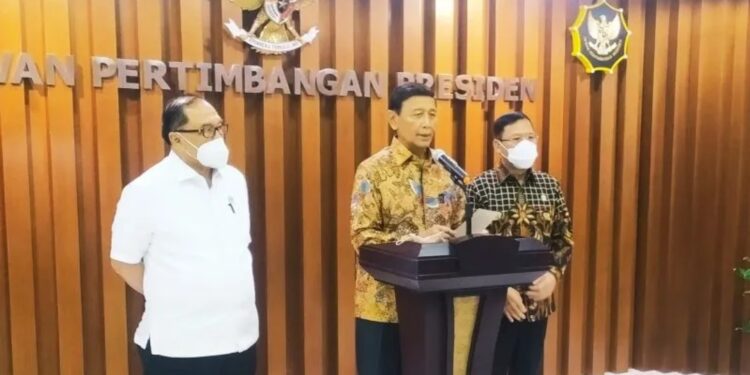 Ketua Wantimpres Jenderal TNI (Purn) Wiranto (tengah) usai pertemuan dengan BEM Nusantara di Kantor Wantimpres, Jakarta, Jumat (8/4). (MASAPNEWS/ANT)