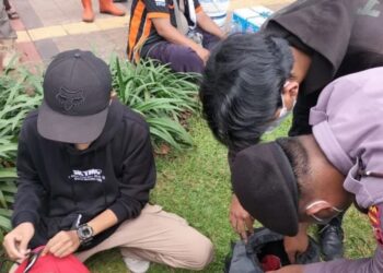 Belasan pemuda diperiksa polisi di depan gedung DPR RI, Senin (11/4/2022). (MASAPNEWS/ANT)