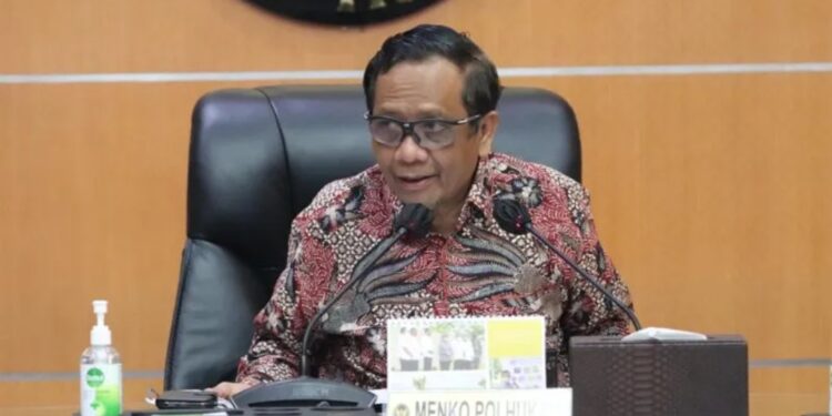 Menkopolhukam Mahfud MD memimpin rapat koordinasi terbatas di Kantor Kementerian Koordinator Bidang Politik, Hukum, dan Keamanan, di Jakarta, Sabtu (9/4/2022). (MASAPNEWS/ANT/HO-Humas Kemenko Polhukam RI)
