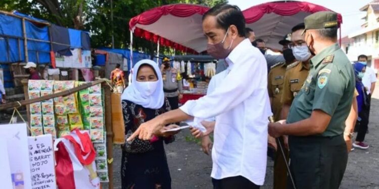 Presiden Joko Widodo memberikan sejumlah bantuan sosial (bansos) di Pasar Harjamukti, Kota Cirebon, Jawa Barat, Rabu, (13/4). (MASAPNEWS/ANT/HO-Biro Pers Sekretariat Presiden)