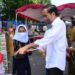 Presiden Joko Widodo memberikan sejumlah bantuan sosial (bansos) di Pasar Harjamukti, Kota Cirebon, Jawa Barat, Rabu, (13/4). (MASAPNEWS/ANT/HO-Biro Pers Sekretariat Presiden)