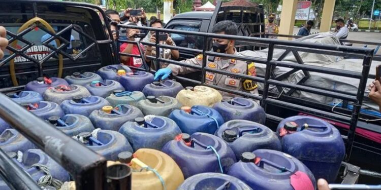 Kapolres Sukabumi AKBP Dedy Darmawansyah memeriksa puluhan jeriken yang disita pihaknya dari empat tersangka penyalahgunaan BBM bersubsidi jenis solar di Kabupaten Sukabumi, Jawa Barat, Minggu (1/4/2022). (MASAPNEWS/ANT)