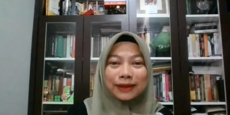 Tangkapan layar Anggota Dewan Pembina Perkumpulan untuk Pemilu dan Demokrasi (Perludem) Titi Anggraini saat menjadi narasumber dalam webinar Lembaga Penelitian, Pendidikan, dan Penerangan Ekonomi dan Sosial (LP3ES) bertajuk “Perempuan LP3ES Bicara Regresi Demokrasi”, sebagaimana dipantau di Jakarta, Kamis (21/4/2022). (MASAPNEWS/ANT)