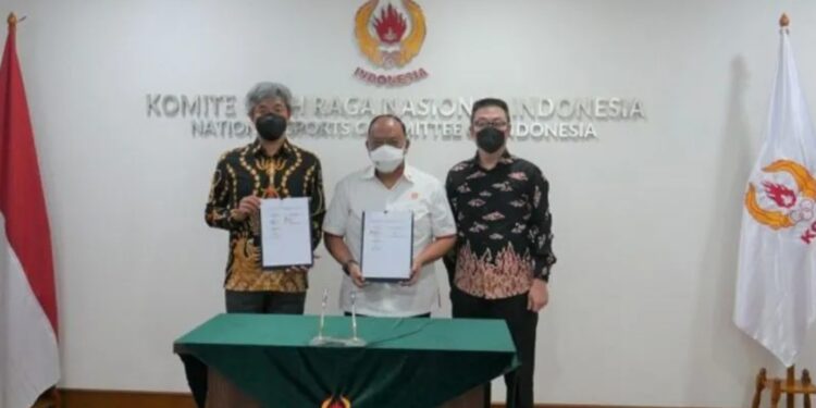 Kiri ke kanan: General Manajer Taisho, Toshiyuki Ishii , Ketum KONI Pusat Marciano Norman, dan Regional Commercial Director Taisho, Sonny Adi Nugroho menandatangani nota kesepahaman (MoU) di Kantor KONI Pusat, Senayan, Jakarta, Kamis (21/4/2022). (MASAPNEWS/ANT/HO-KONI Pusat)
