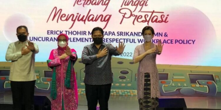 Menteri BUMN Erick Thohir (kedua kanan) dalam implementasi peluncuran Respectful Workplace Policy. (MASAPNEWS/ANT)
