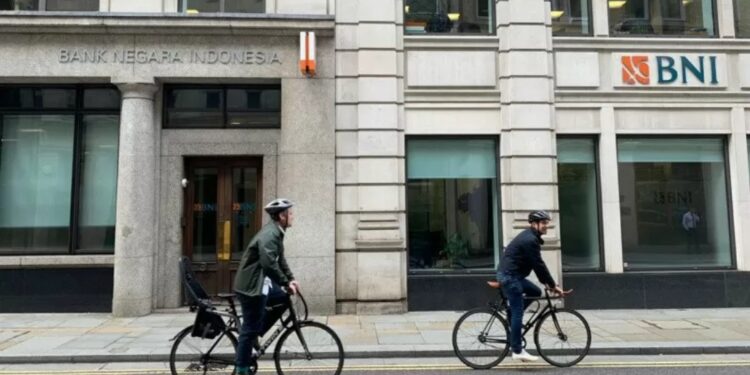 Warga bersepeda di depan Kantor Cabang Luar Negeri BNI London. (MASAPNEWS/ANT/HO-BNI)