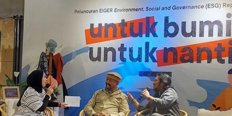 Acara talkshow membahas kondisi pendakian gunung di Indonesia bersama Eiger Adventure Service Team (EAST) Manager sekaligus pendaki senior Galih Donikara (tengah) dan Ramon Tungka (kanan), di Jakarta Selatan, Jumat (22/4/2022). (MASAPNEWS/ANT)