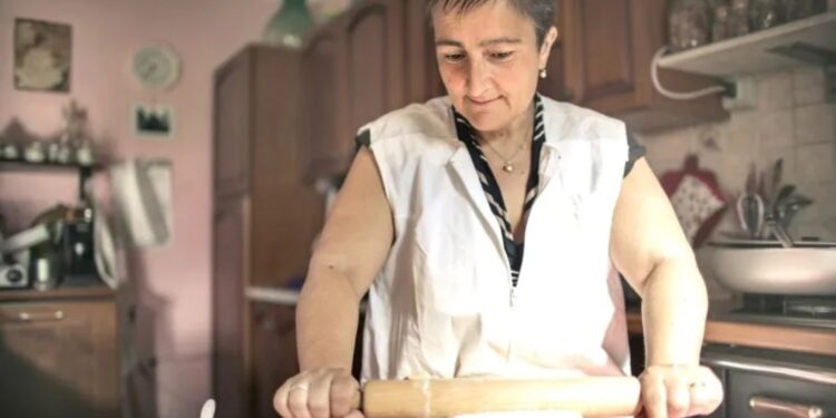 Ilustrasi. UMKM sedang membuat produk olahan makanan dan minuman. (MASAPNEWS/ANT/HO/Pexels)