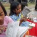Sejumlah anak membaca buku di lapak baca yang sediakan oleh Komunitas Pemuda Kolektif, Bojonggede, Kabupaten Bogor, Jawa Barat, Jumat (23/4/2021). (MASAPNEWS/ANT)