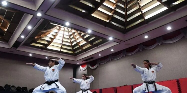 Sejumlah karateka nomor Kata berlatih dalam Pemusatan Latihan Nasional (Pelatnas) Karate untuk SEA Games Vietnam di Gedung Manggala Wanabakti Kementerian Kehutanan dan Lingkungan Hidup, Jakarta, Senin (25/4/2022). (MASAPNEWS/ANT)