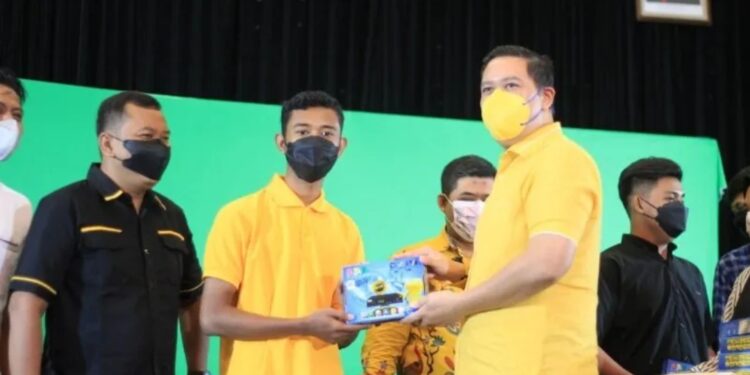 Anggota Komisi I DPR Dave Laksono melakukan penyerahan bantuan Set Top Box (STB) saat acara Diskusi Publik Virtual Sosialisasi Analog Switch Off dengan Kementerian Kominfo bersama Komisi I DPR. (MASAPNEWS/ANT)