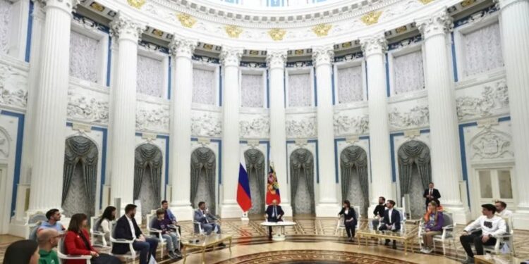 Presiden Rusian Vladimir Putin memimpin rapat dewan pengawas forum presidensial "Russia - Land of Opportunity" di Kremlin, Moskow, Rusia, Rabu (20/4/2022). (MASAPNEWS/ANT/REUTERS)