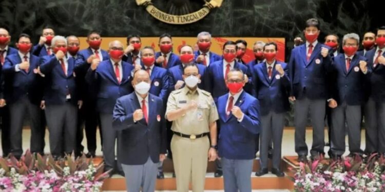 Ketua Umum KONI Pusat Marciano Norman (kiri depan) melantik dan mengukuhkan kepengurusan KONI DKI masa bakti 2022-2026 di Balai Kota DKI Jakarta, Selasa (26/4/2022). (MASAPNEWS/ANT/HO-KONI Pusat)