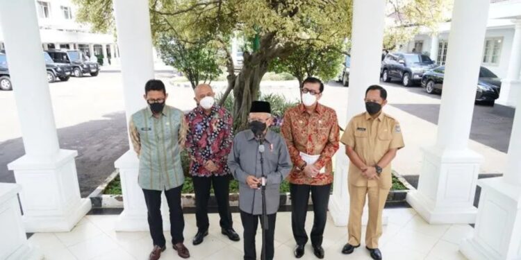Wakil Presiden, KH Ma'ruf Amin, menyampaikan pernyataan pers didampingi Menteri Dalam Negeri Tito Karnavian, Menteri Hukum dan HAM, Yasonna H Laoly, Menteri Koperasi dan UKM, Teten Masduki, dan Menteri Pariwisata dan Ekonomi Kreatif, Sandiaga Uno, di Istana Wakil Presiden Jakarta, Selasa (26/4/2022). (MASAPNEWS/ANT/BPMI Sekretariat Wakil Presiden)